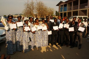 Burundi – Erste Abgänger in Pharmazie! Die Schule feiert!