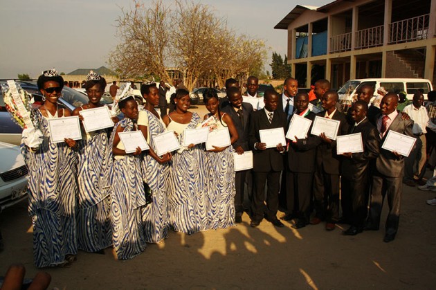 Burundi – Erste Abgänger in Pharmazie! Die Schule feiert!