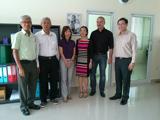 Bezirksregierung Chonburi zeichnet Human Help Network Foundation Thailand aus