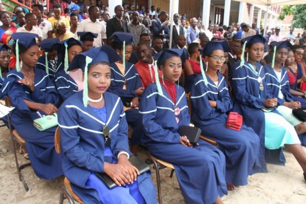Burundi – Neue Absolventen an der Ecole Polyvalente Carolus Magnus (EPCM)