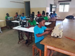 Besondere Förderung von jungen Mädchen und Frauen im Berufs- und Ausbildungszentrum Kamuli