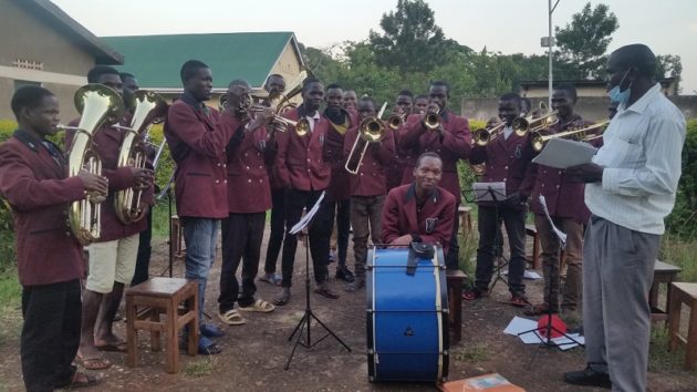 Instrumentenspende für die Kamuli Brass-Band