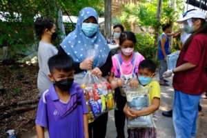 Verteilung von Hilfspaketen in Pattaya