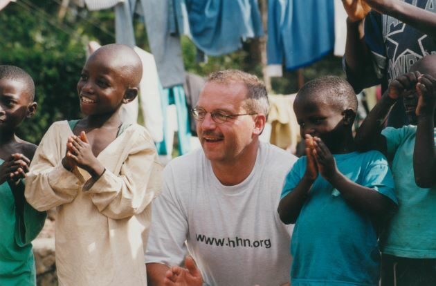 „Meine Belohnung ist das Lächeln der Kinder“ – Erinnerung an den Gründer und langjährigen Vorsitzenden von HUMAN HELP NETWORK e.V.
